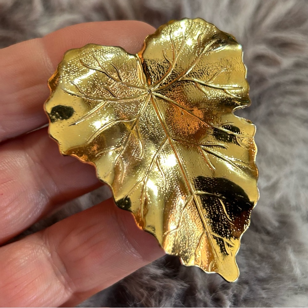 Vintage 70s gold plated leaf scarf clothing clip
